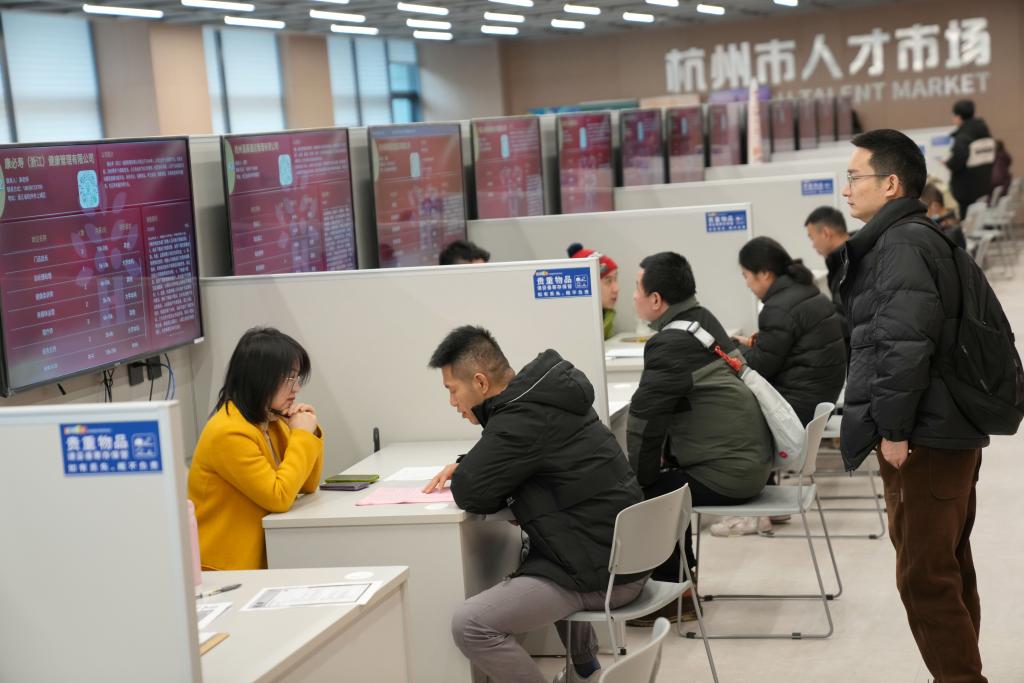 2025年3月14日拍摄的招聘会现场。当日，杭州市综合性人才招聘会暨2025