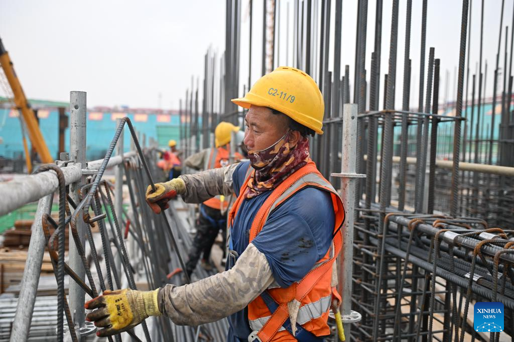High Temperature Work Heatstroke prevention measures taken for outdoor workers in N China-Xinhua