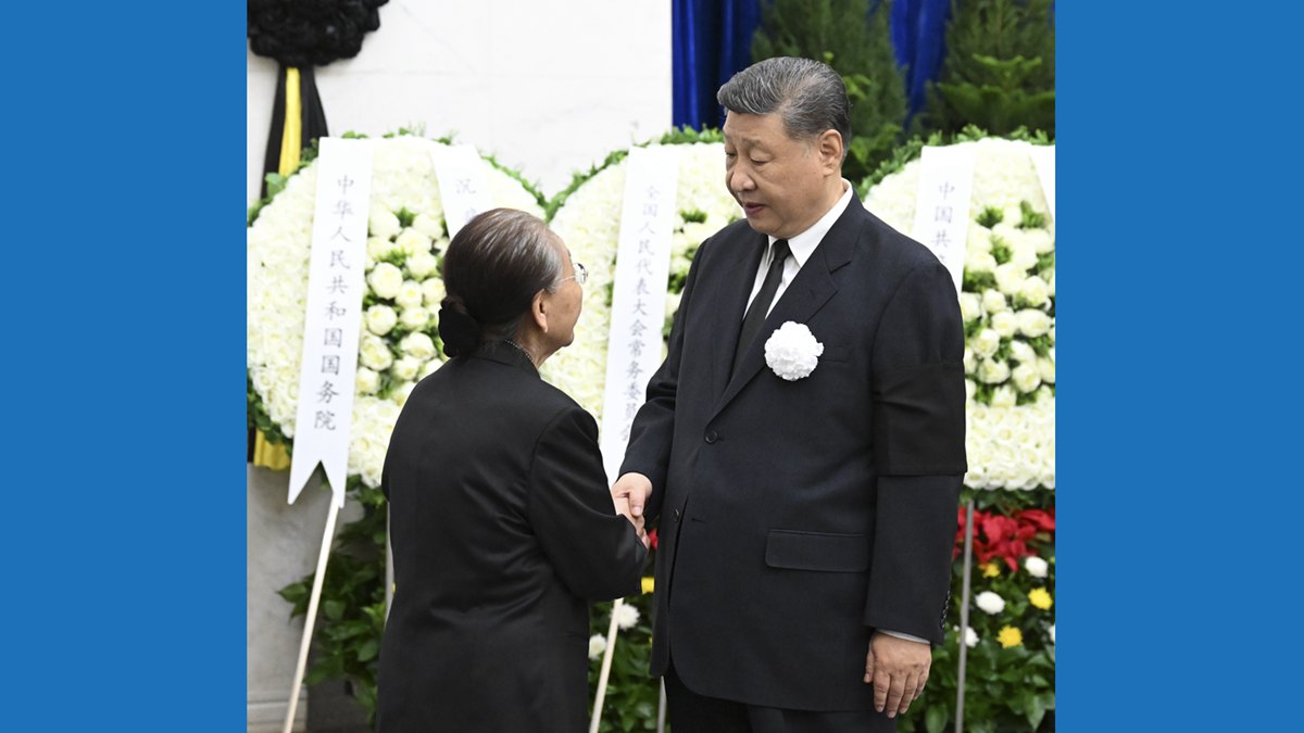 热地同志遗体在京火化